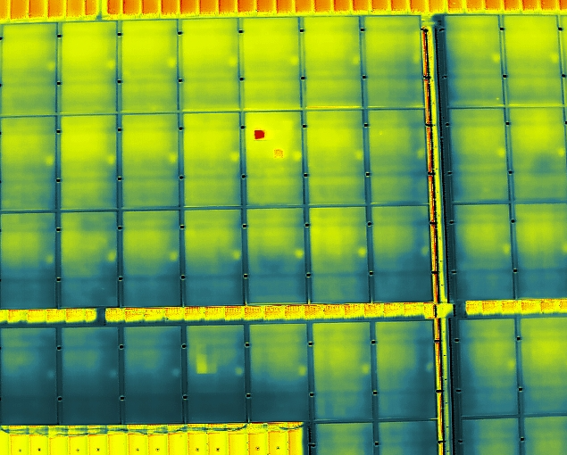 Thermografie-Drohnenaufnahme einer PV-Anlage auf einem Dach