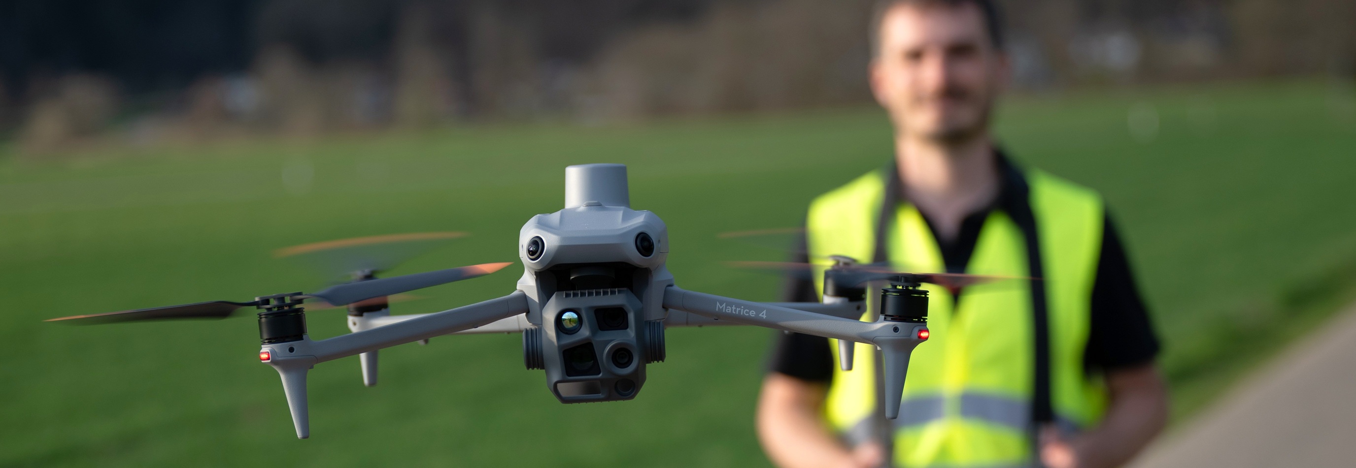 DJI Matrice 4T im Flug zur Thermografischen Inspektion von Photovoltaikanlagen