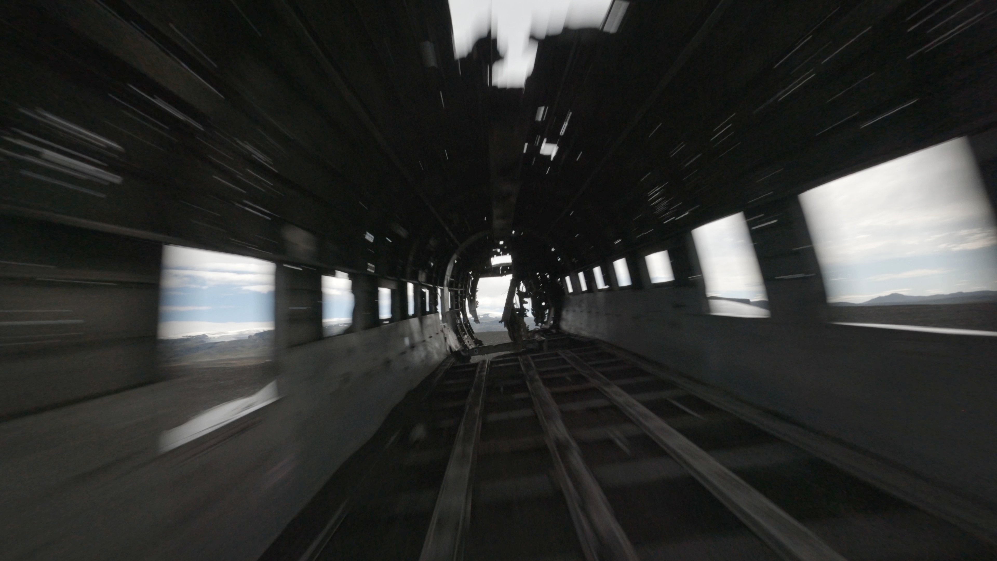 First Person View (FPV) Aufnahme beim Durchflug eines Flugzeugswracks für besonders dynamische Aufnahmen