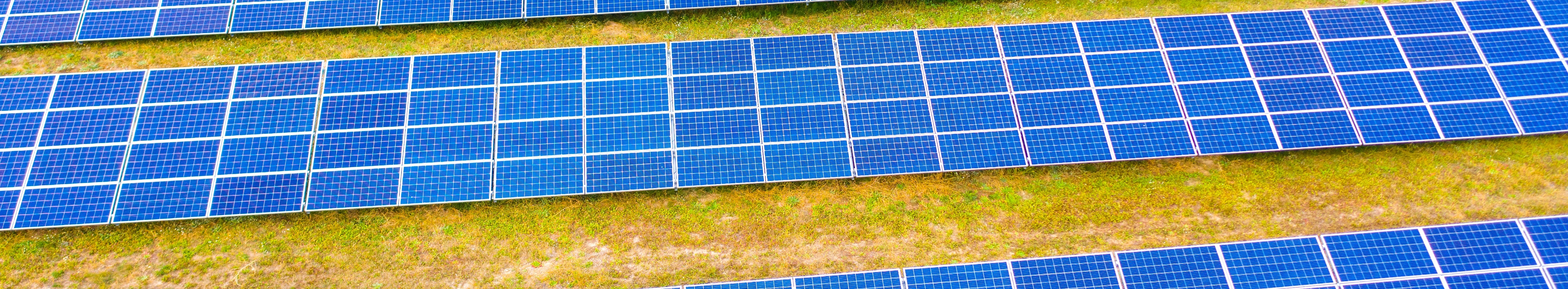 Drohnenaufnahme einer Photovoltaik Freiflächenanlage