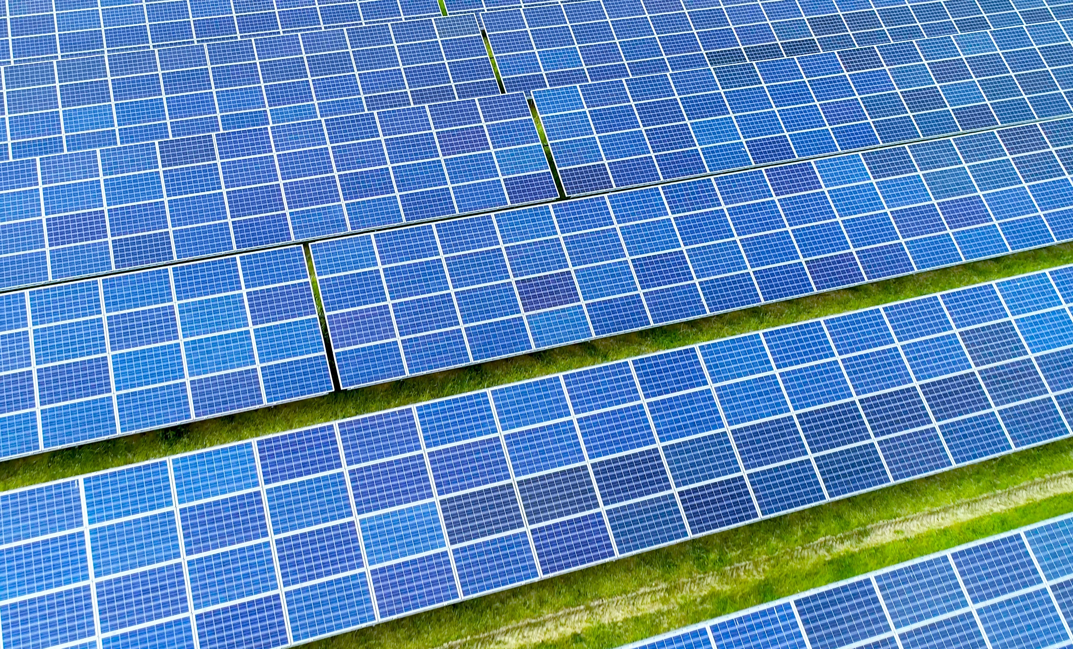 Drohnenaufnahme von Photovoltaikmodulen einer Freiflächenanlage