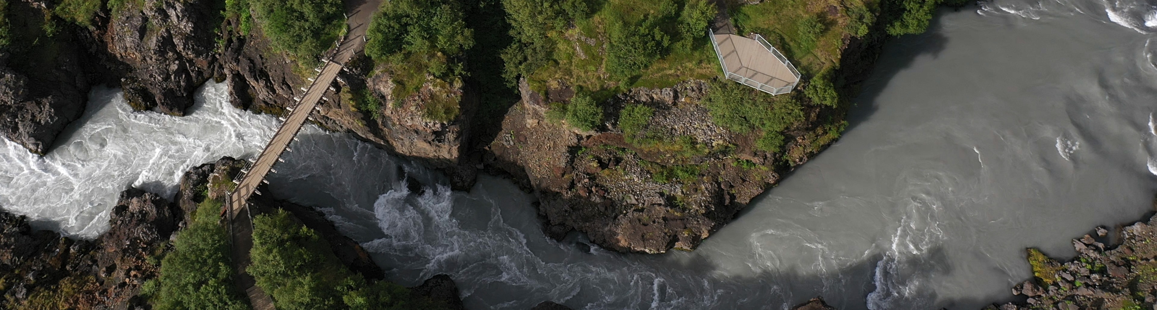 Luftbild von einer DJI Mavic Drohne mit Blick hinab auf einen Fluss